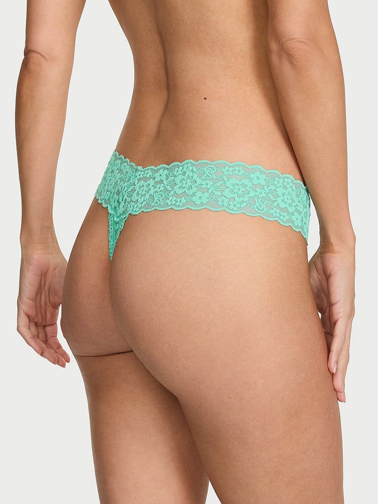 Krajkové krajkové tanga. Produkt je modré barvy a pochází z kolekce Lacie.