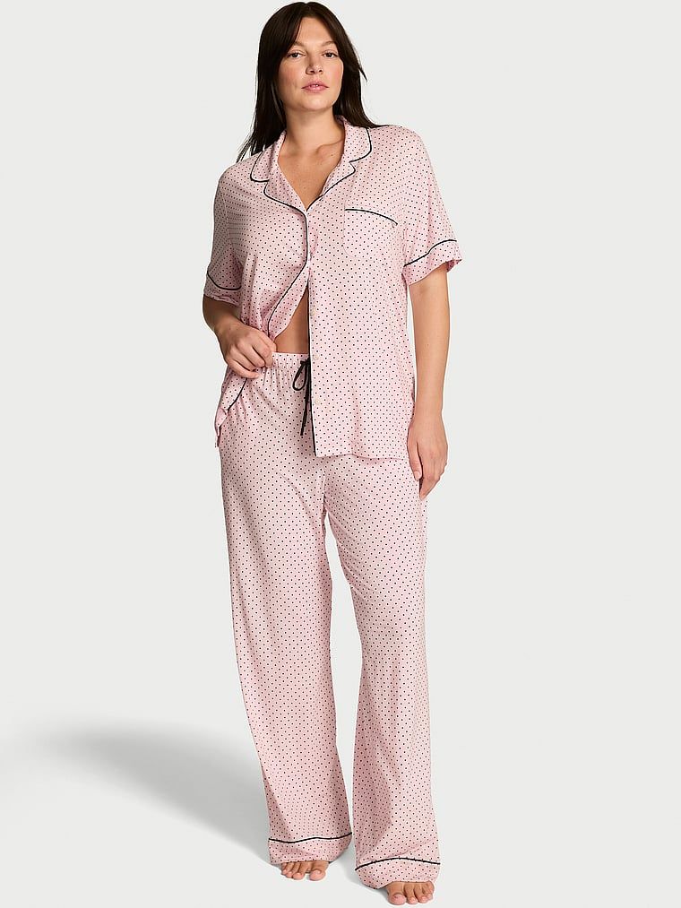 Modal pyžamo s krátkými rukávy a dlouhé kalhoty SoSoft. Produkt má vzorovanou barvu a pochází z kolekce Victoria's Secret.