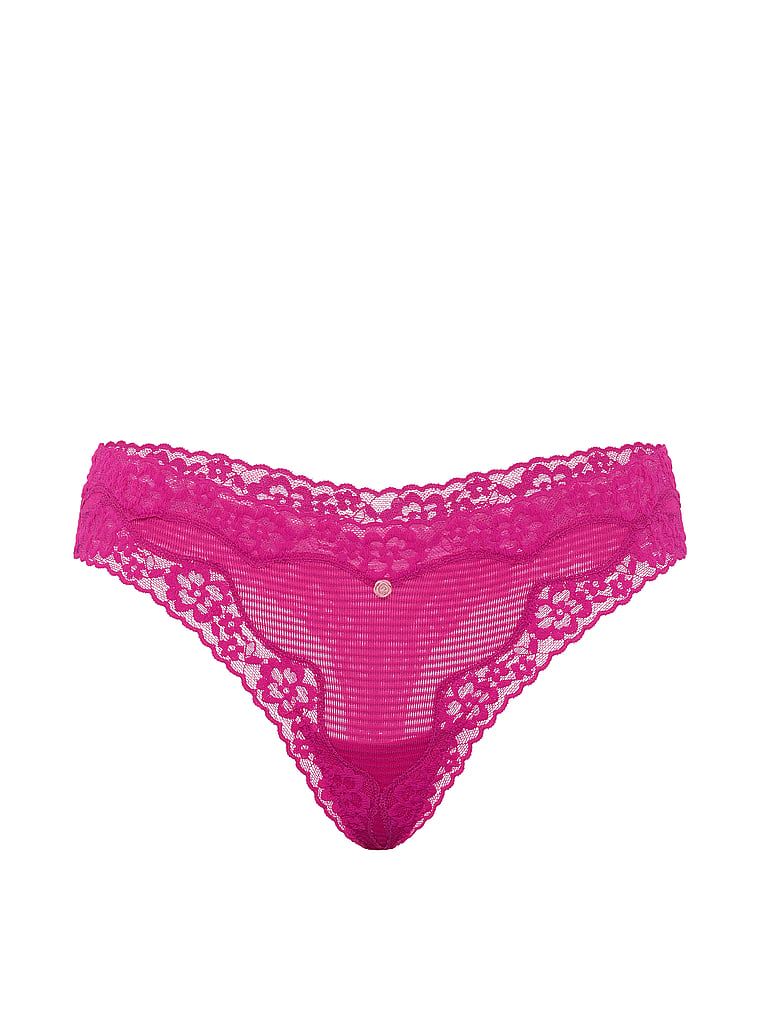 Pruhované bavlněné tanga s krajkou na okrajích. Produkt je růžové barvy a pochází z kolekce Lace Trim.