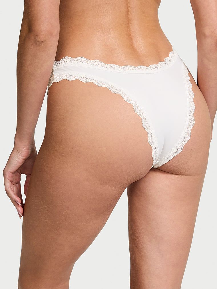 Brazilské kalhotky s krajkou Lace Trim Brazilian. Výrobek je bílý a pochází z kolekce Dream Angels.
