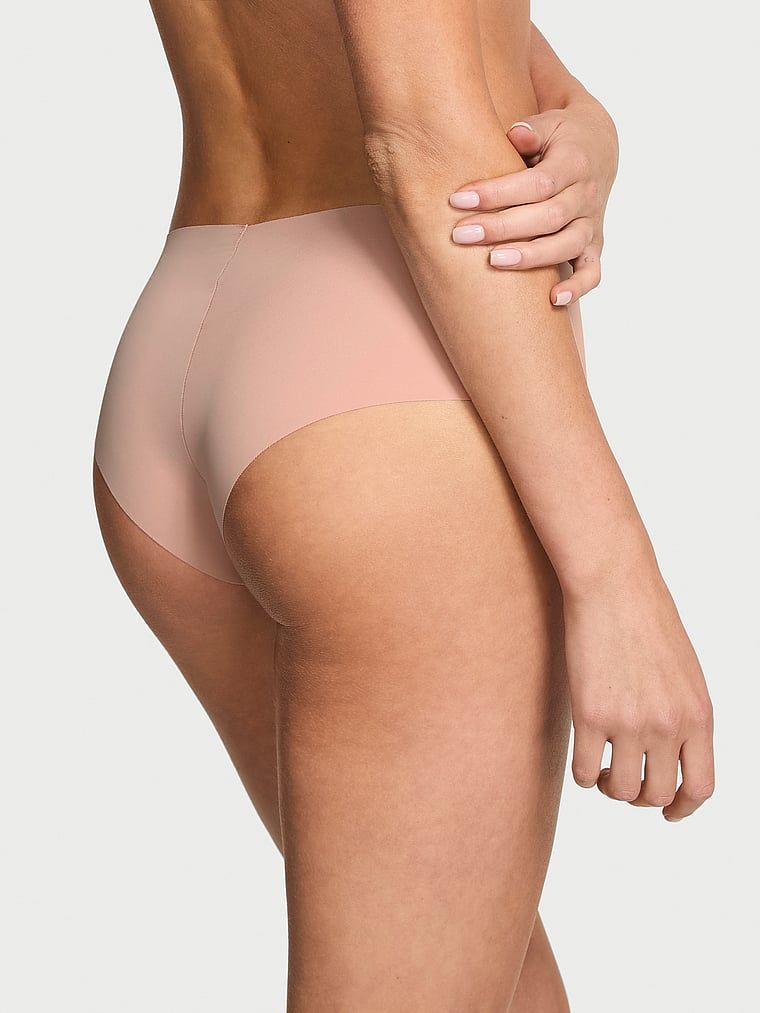 Bezešvé kalhotky No-Show Cheeky. Produkt je béžové barvy a pochází z kolekce No-Show.