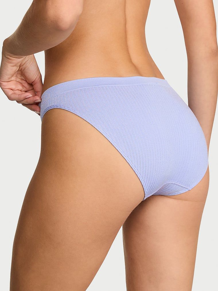 Bezešvé průsvitné žebrové bikinové kalhotky. Produkt je fialové barvy a pochází z kolekce Seamless.