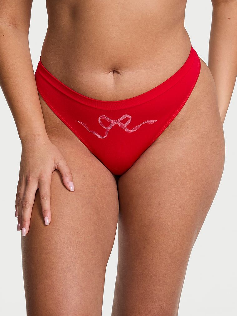 Tanga s bezešvou mašlí. Produkt má červenou barvu a pochází z kolekce Bezešvé.