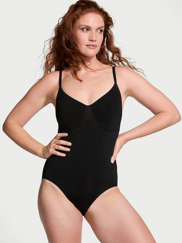 Tvarovací prádlo od Victoria tvarující kombinézu. Produkt je černý a pochází z kolekce Victoria's Secret.