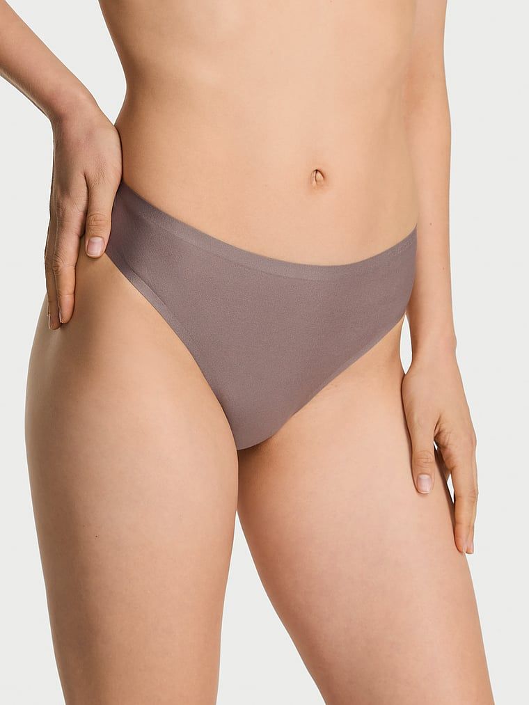 Flexibilní tanga z mikrovlákna. Produkt je šedý a pochází z kolekce Body by Victoria.
