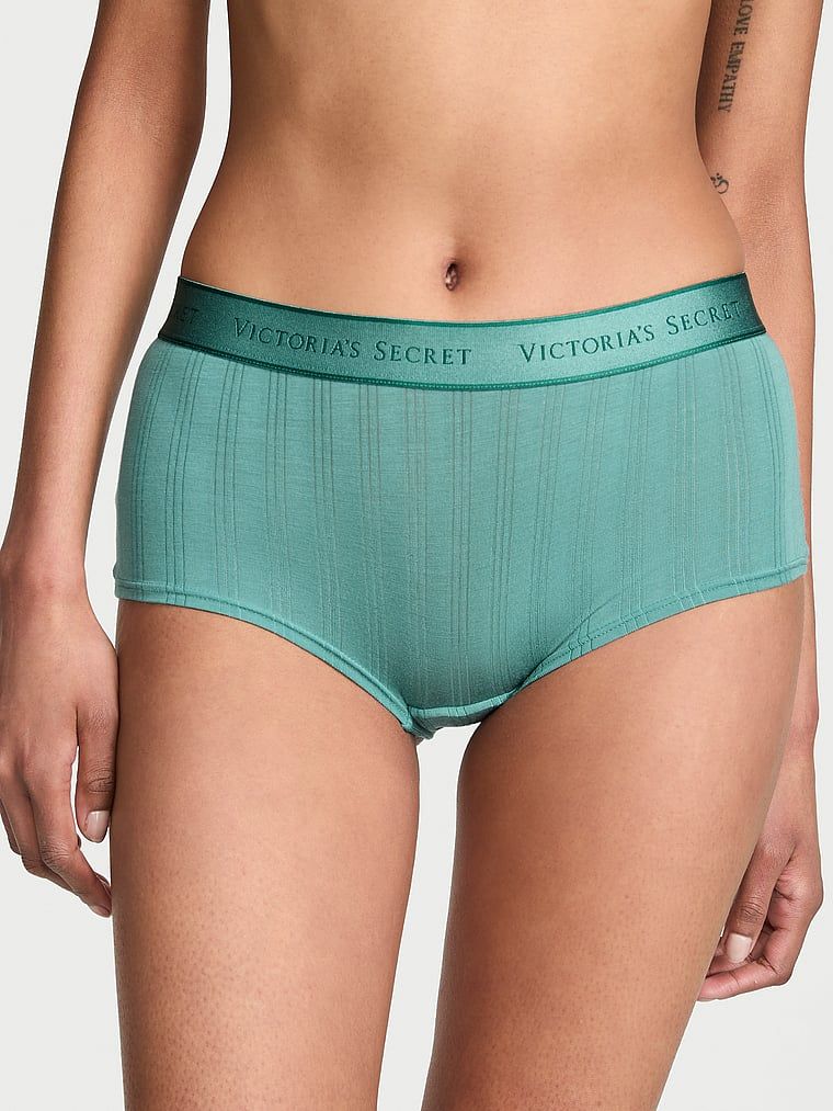 Kraťasy vyrobené z Ultra-Fine Logo Boyshort modal. Produkt je modré barvy a pochází z kolekce Cotton.