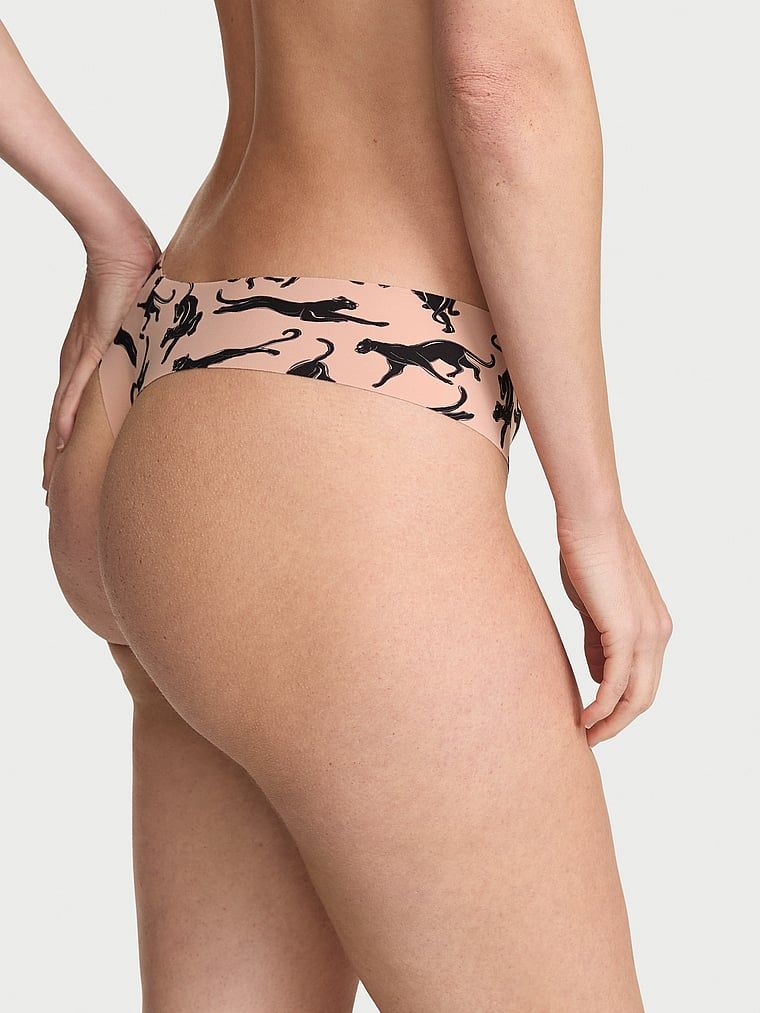 Bezšvové tanga bez švu. Produkt má vzorovanou barvu a pochází z kolekce No-Show.