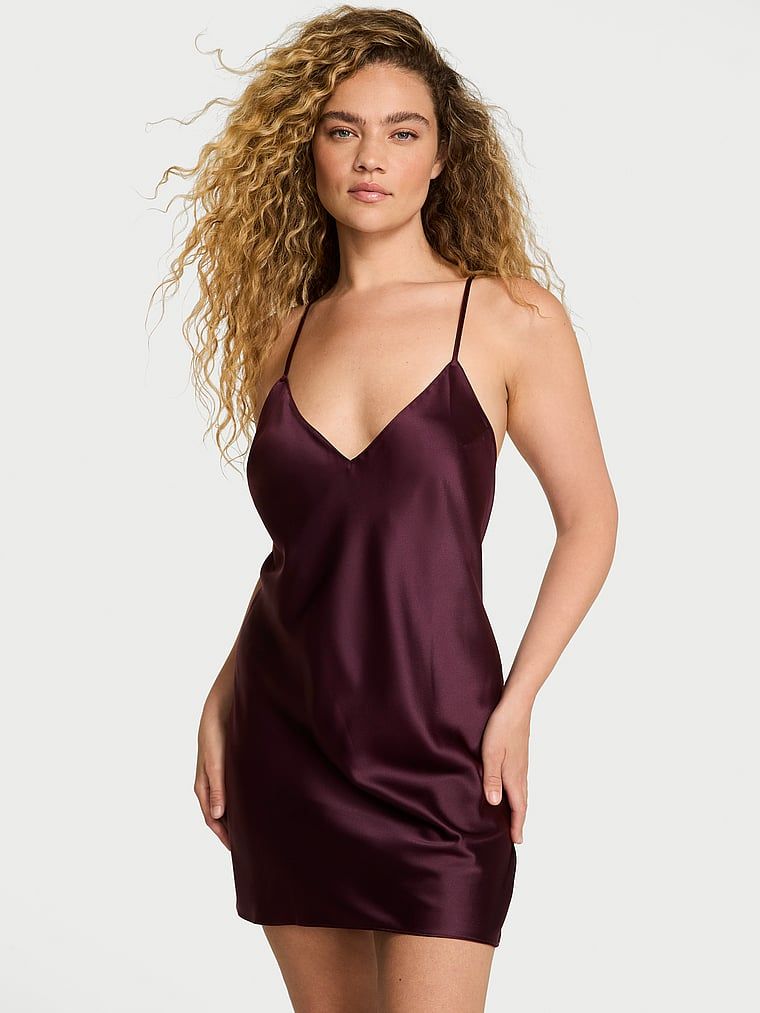 Saténová noční košile s tenkými ramínky odhalujícími zadní část s otevřenými zády. Produkt má fialovou barvu a pochází z kolekce Victoria's Secret.