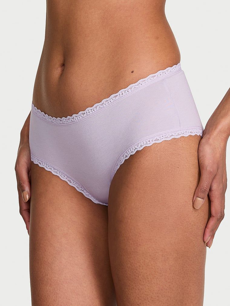 Bavlněné kalhotky s krajkou na okrajích Lace-Waist Cheeky. Produkt je fialové barvy a pochází z kolekce Lace Trim.