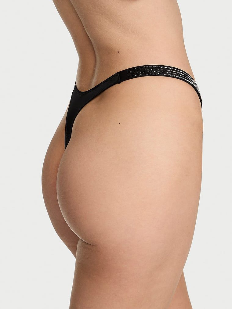 Tanga s lesklými pruhy Shine. Produkt je černý a pochází z kolekce Very Sexy.
