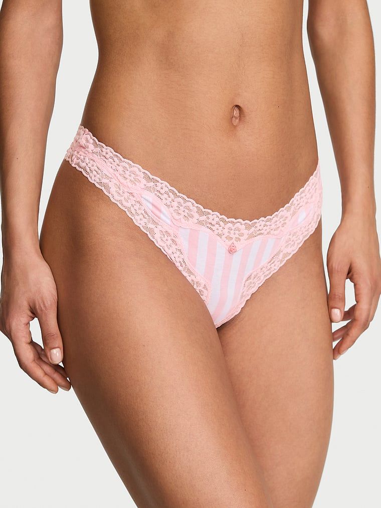 Bavlněná tanga s krajkou a lemem s krajkou. Produkt je vzorovaný a pochází z kolekce Lace Trim.