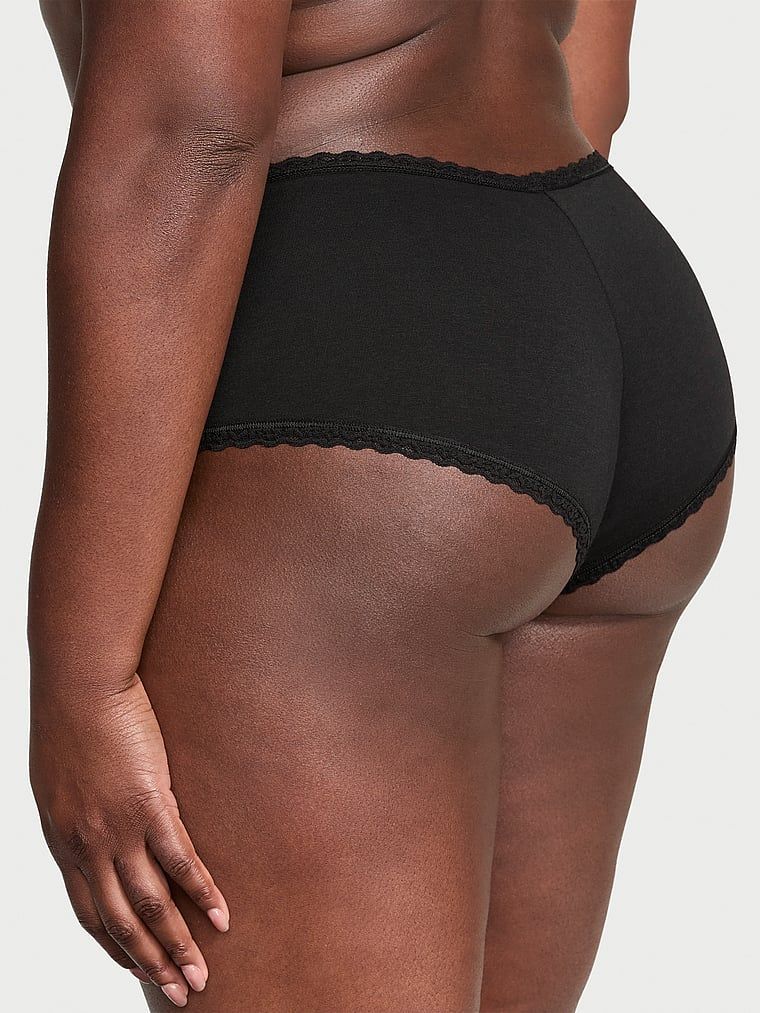 Bavlněné kalhotky s krajkou na okrajích Lace-Waist Cheeky. Produkt je černý a pochází z kolekce Lacie.