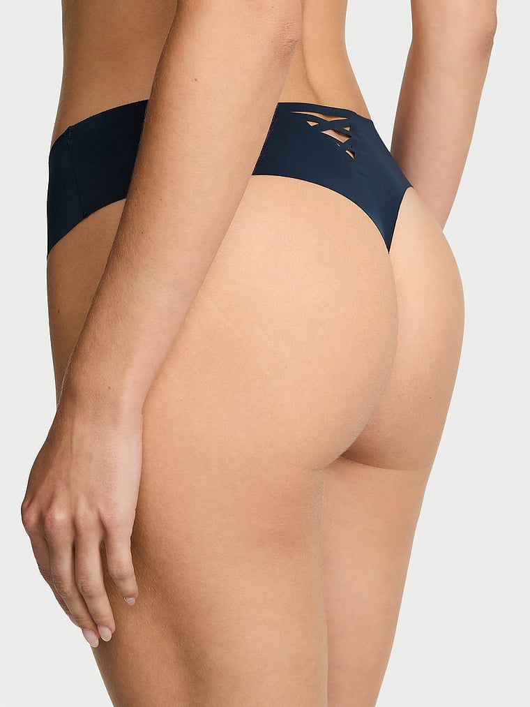 Bezšvové tanga s ramínky na zadní straně No-Show Strappy. Produkt je modré barvy a pochází z kolekce No-Show.