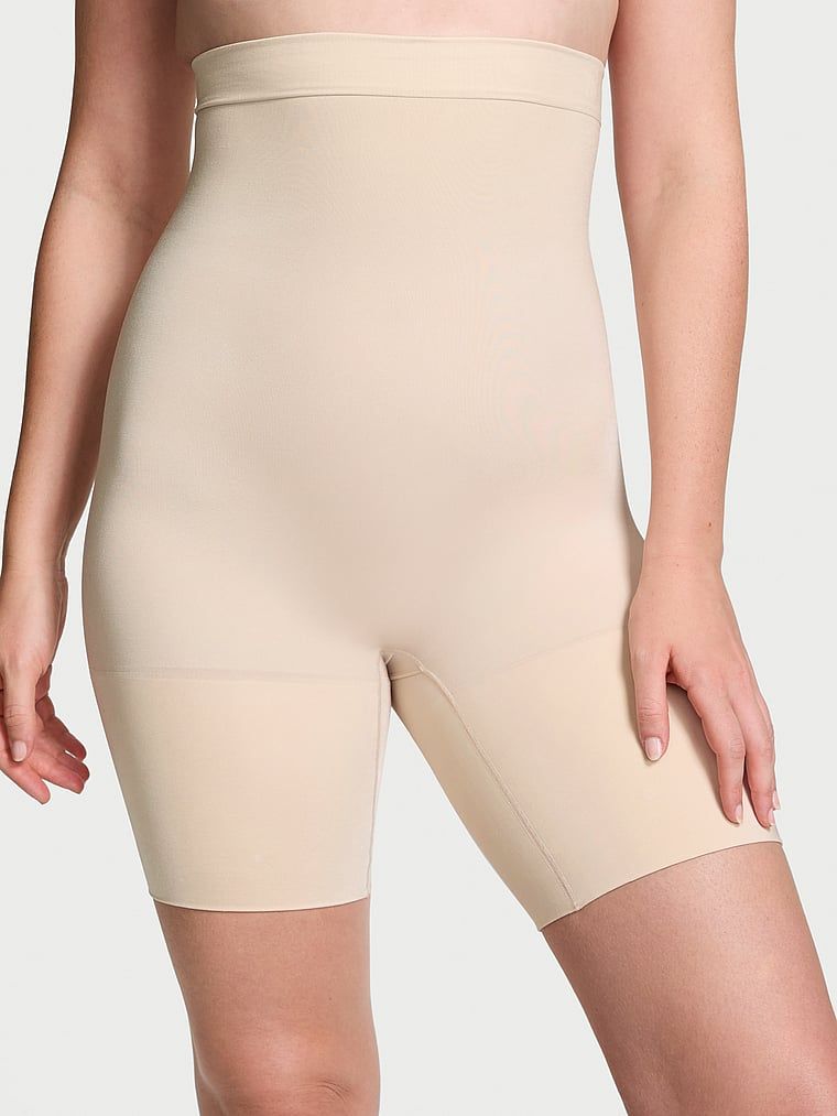 Tvarovací šortky Shapewear by Victoria. Produkt je béžový a pochází z kolekce Victoria's Secret.