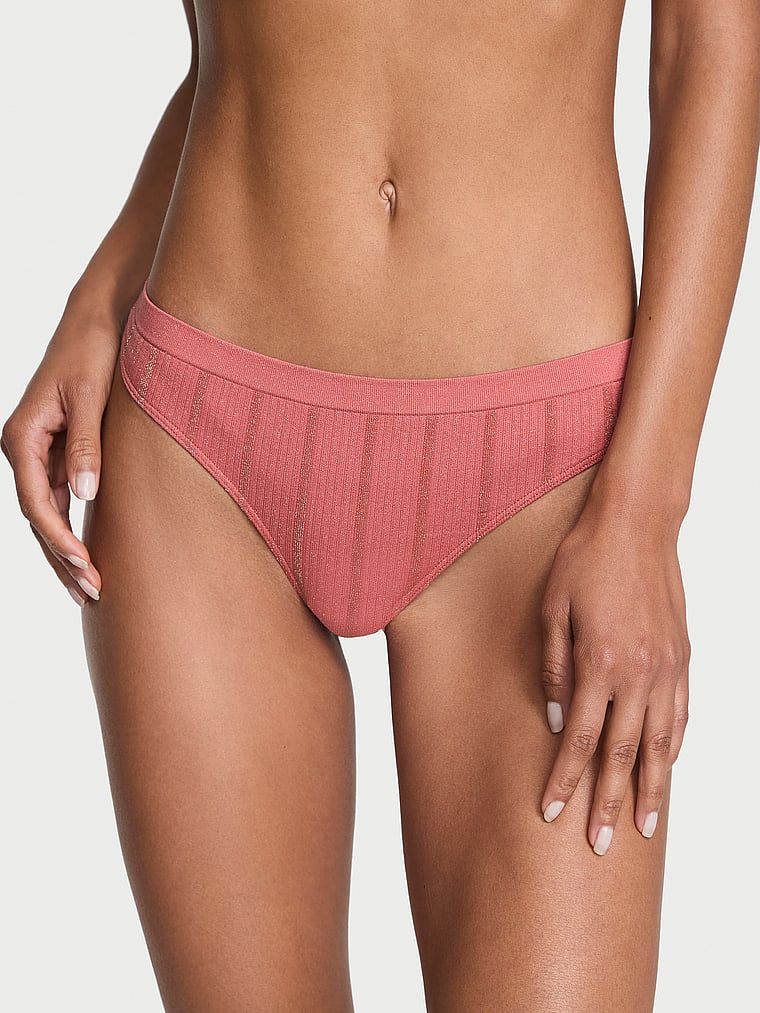 Bezešvá tanga. Produkt je zlatý a pochází z kolekce Bezešvé.
