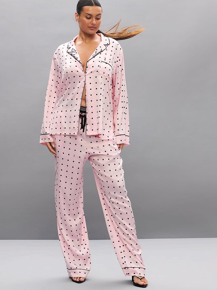 Typické saténové pyžamo s dlouhými rukávy. Produkt má vzorovanou barvu a pochází z kolekce Victoria's Secret.