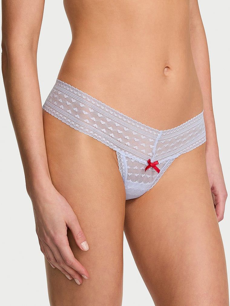 Síťované tanga s čipkou Heart Lace. Produkt je fialové barvy a pochází z kolekce Lacie.