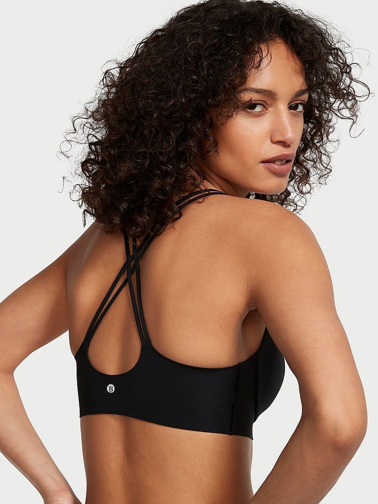 Sportovní podprsenka s lehkou podporou Elevate Strappy. Produkt je černý a pochází z kolekce VSX.