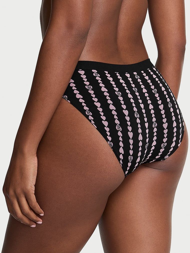 Bikiny kalhotky s bezešvým srdcovým pruhem. Produkt je vzorovaný a pochází z kolekce Seamless.