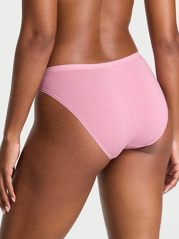 Bavlněné bikiny kalhotky. Produkt je růžový a pochází z kolekce Victoria's Secret.