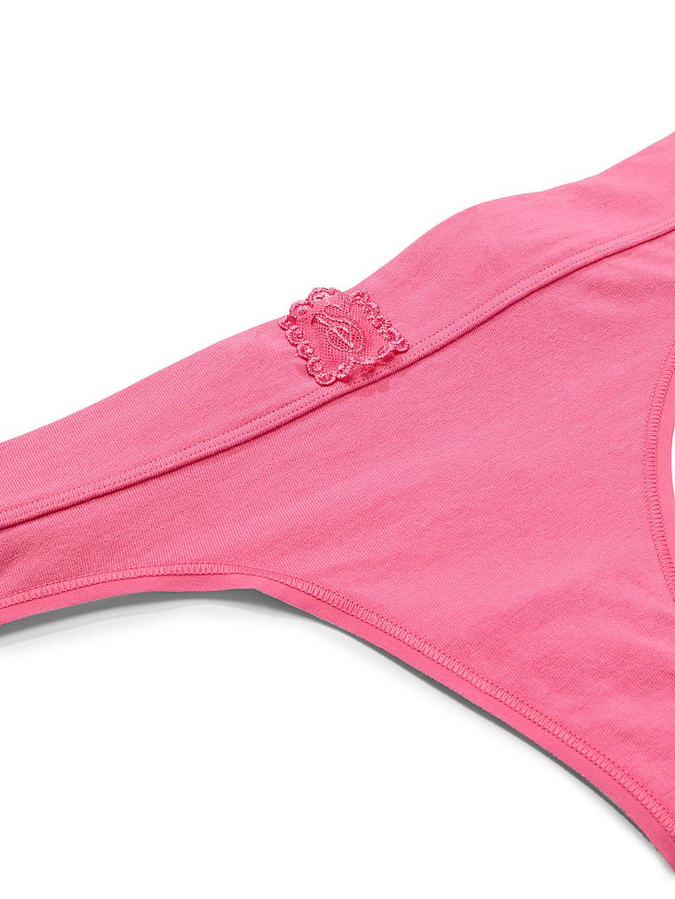 Bavlněné tanga s přišitým krajkovým logem. Produkt je růžové barvy a pochází z kolekce Cotton.
