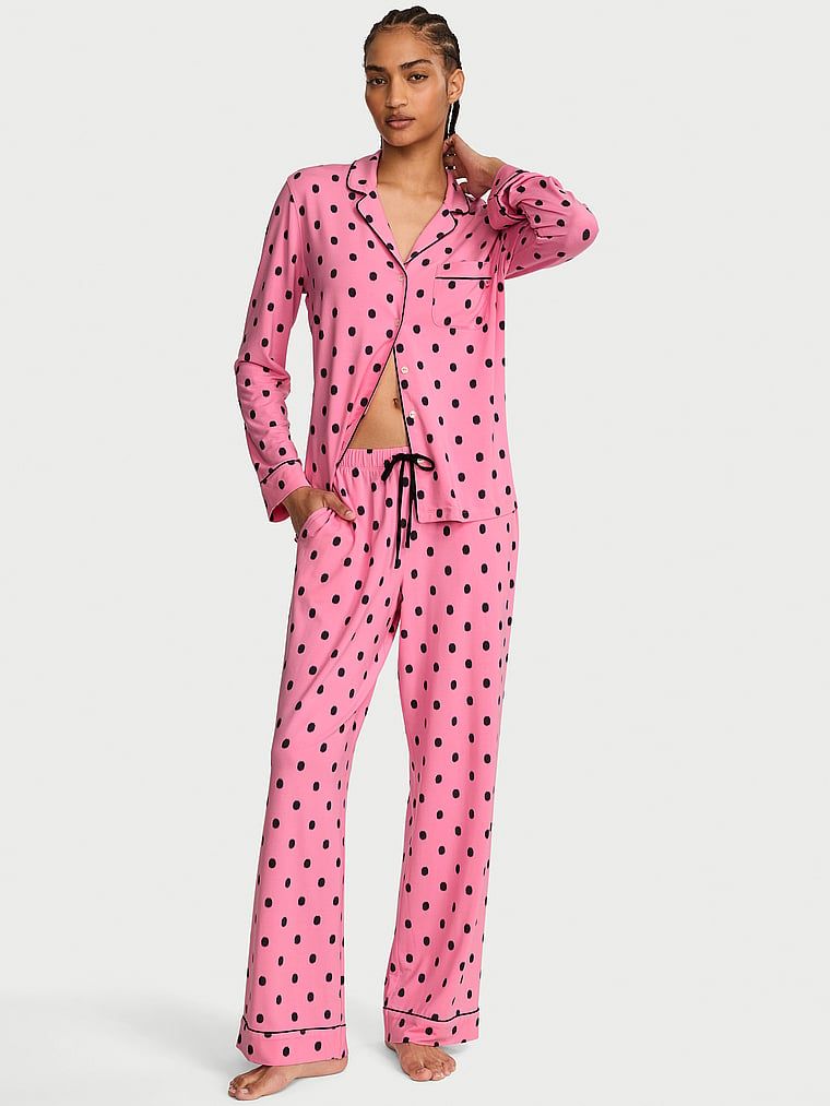 Pyžamo vyrobené ze SoSoft modalu. Produkt má vzorovanou barvu a pochází z kolekce Victoria's Secret.