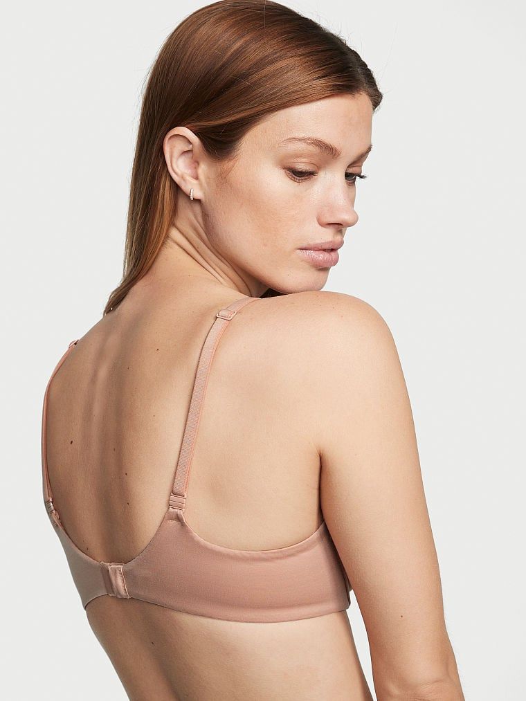 Mírně vyztužená podprsenka se silně vsazenými košíčky Infinity Edge. Produkt je béžový a pochází z kolekce Body by Victoria.