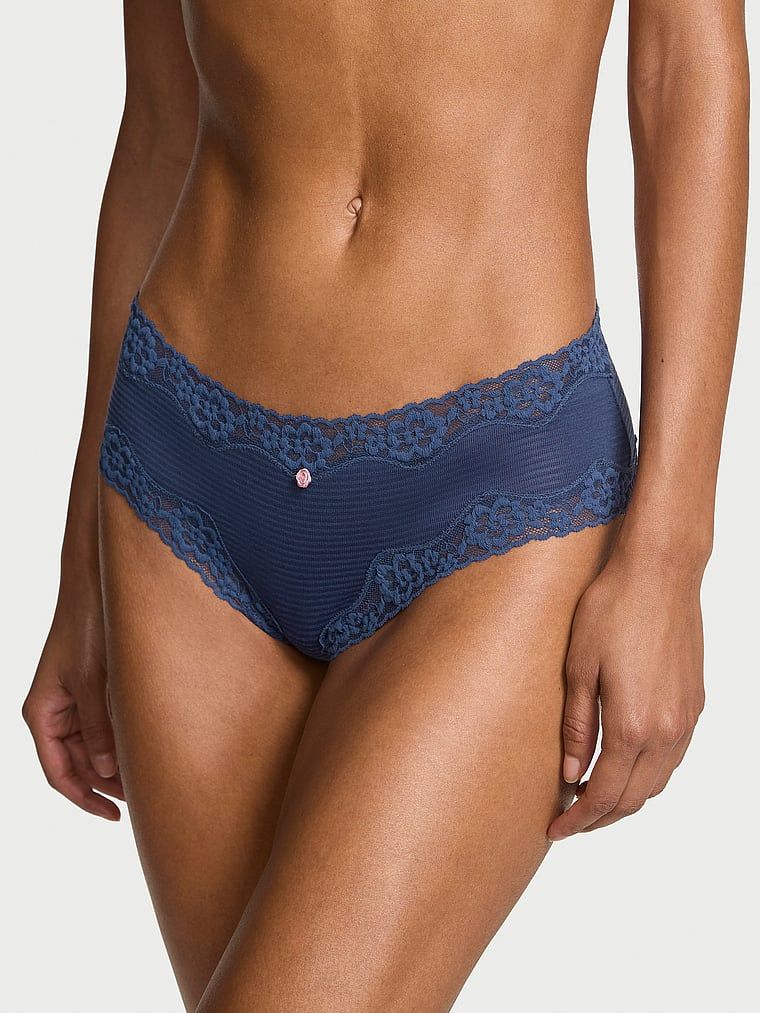 Pruhované bavlněné kalhotky s krajkou na okrajích Cheeky. Výrobek má modrou barvu a pochází z kolekce Lace Trim.