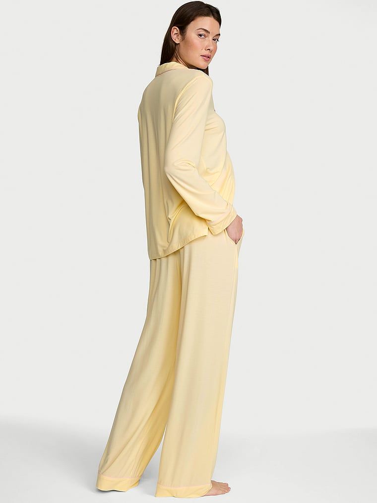 Dlouhé pyžamo ze SoSoft modalu. Produkt je žluté barvy a pochází z kolekce Victoria's Secret.