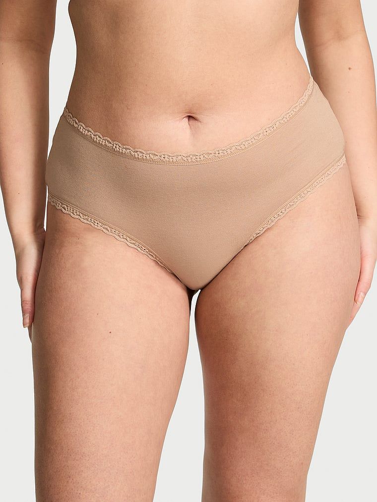 Bavlněné kalhotky s krajkou na okrajích Lace-Waist Cheeky. Produkt je béžový a pochází z kolekce Lacie.