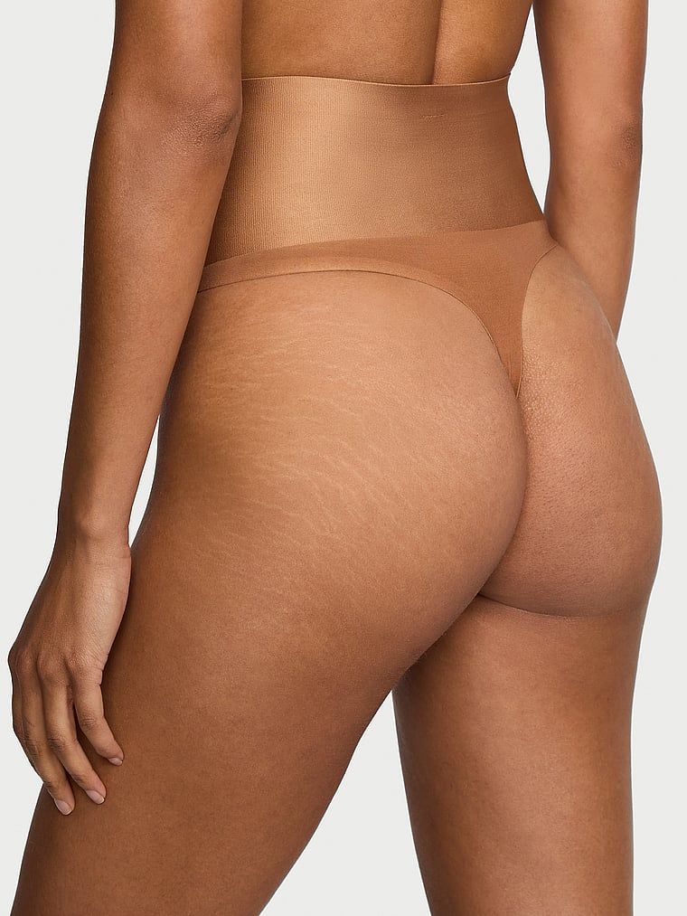 Vyhlazující tvarující tanga s vysokým pasem. Produkt je hnědý a pochází z kolekce Body by Victoria.