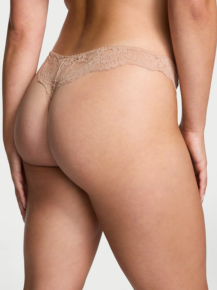 Krajková krajková tanga. Produkt je béžový a pochází z kolekce Dream Angels.