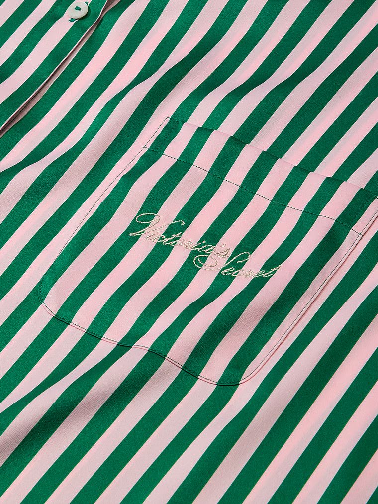 Typické oversized saténové pyžamo s dlouhými rukávy. Produkt je vzorovaný a pochází z kolekce Victoria's Secret.