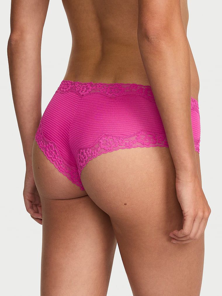 Pruhované bavlněné kalhotky s krajkou na okrajích. Drzé. Produkt je růžové barvy a pochází z kolekce Lace Trim.