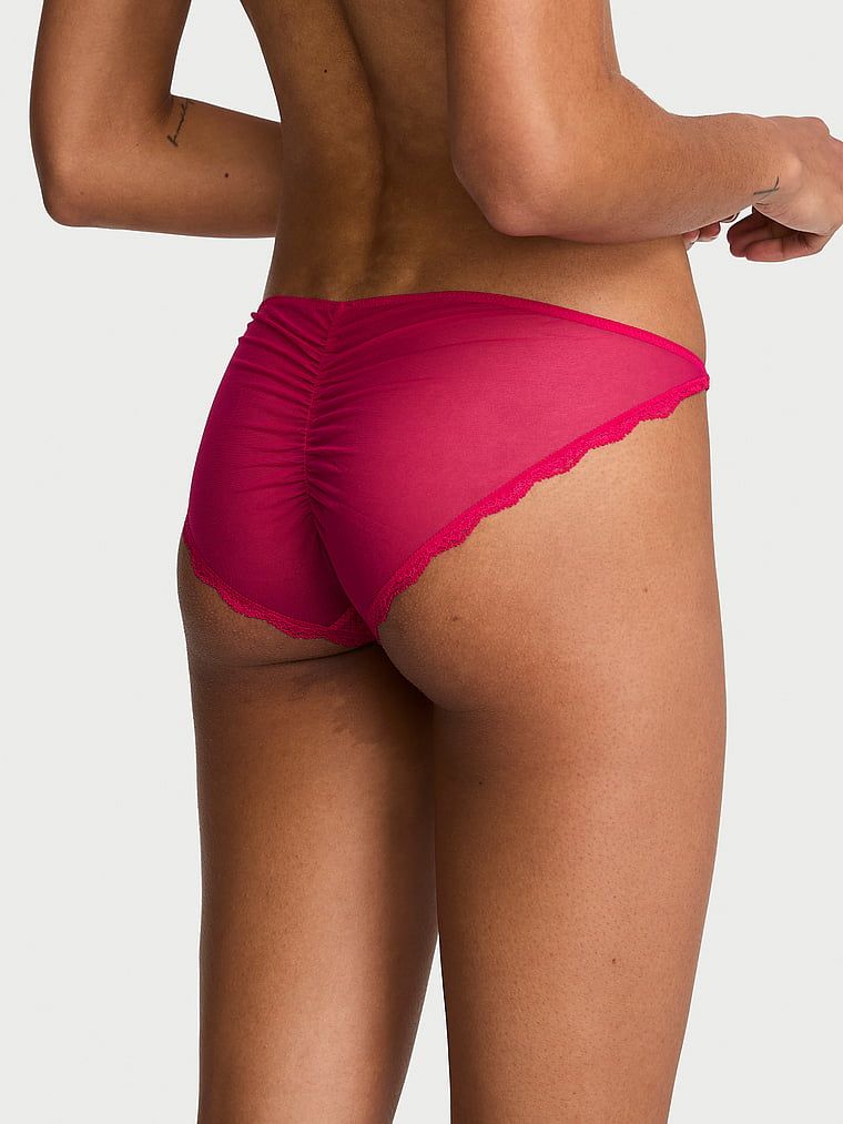 Třpytivé krajky v bikinách a síťované kalhotky. Produkt je růžové barvy a pochází z kolekce Dream Angels.