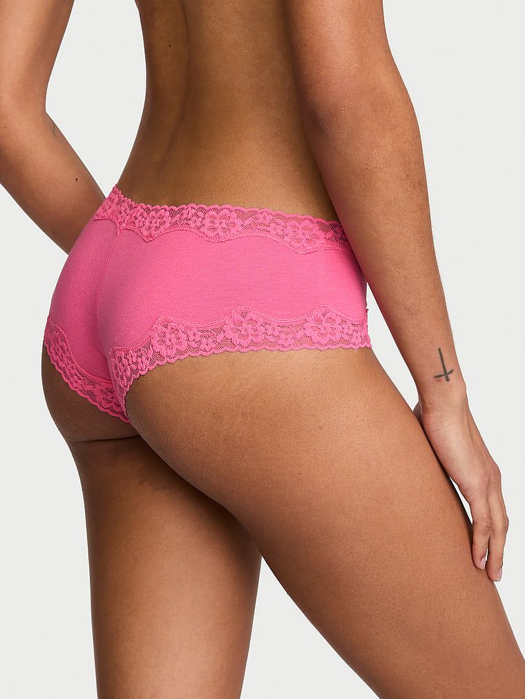 Bavlněné kalhotky s krajkou na okrajích Lace-Waist Cheeky. Produkt je růžové barvy a pochází z kolekce Lace Trim.