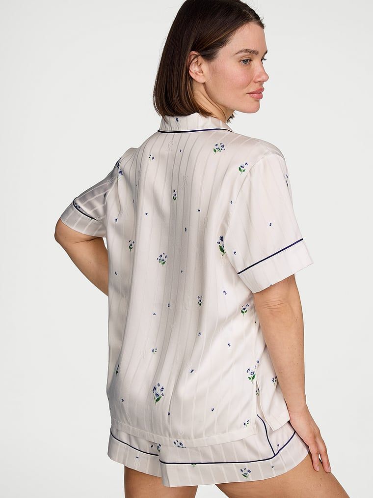 Satěnové pyžamo s podpisovými kraťasy. Produkt má květinový vzor a pochází z kolekce Victoria's Secret.