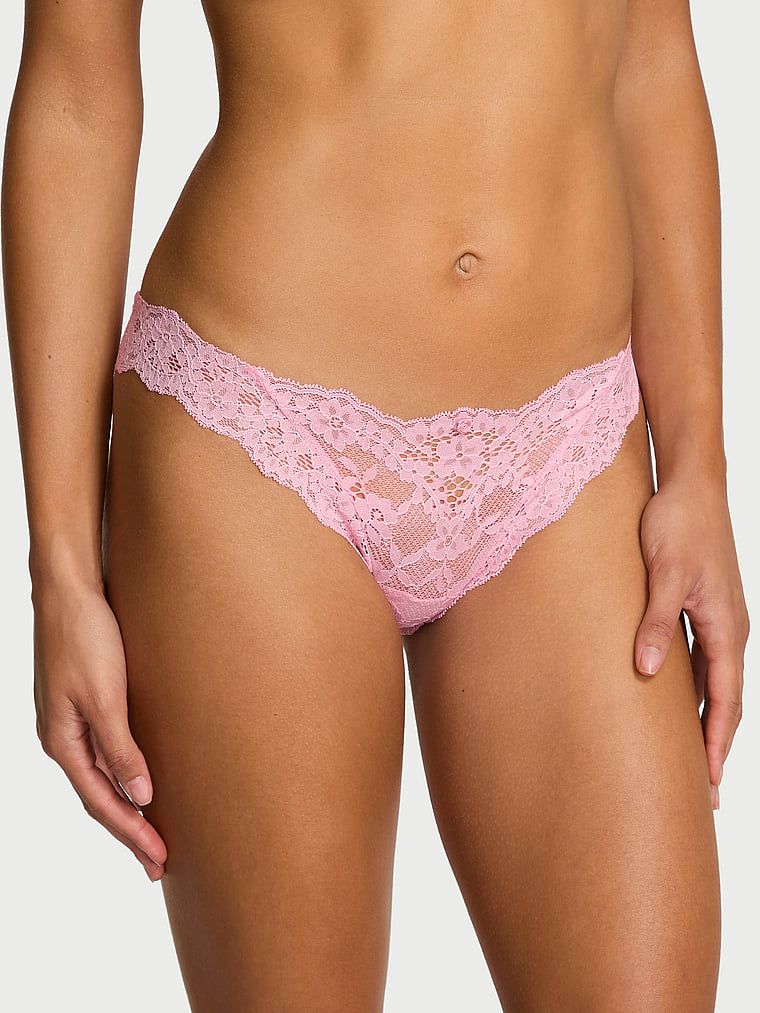 Krajkové bikini kalhotky. Produkt je růžové barvy a pochází z kolekce Dream Angels.