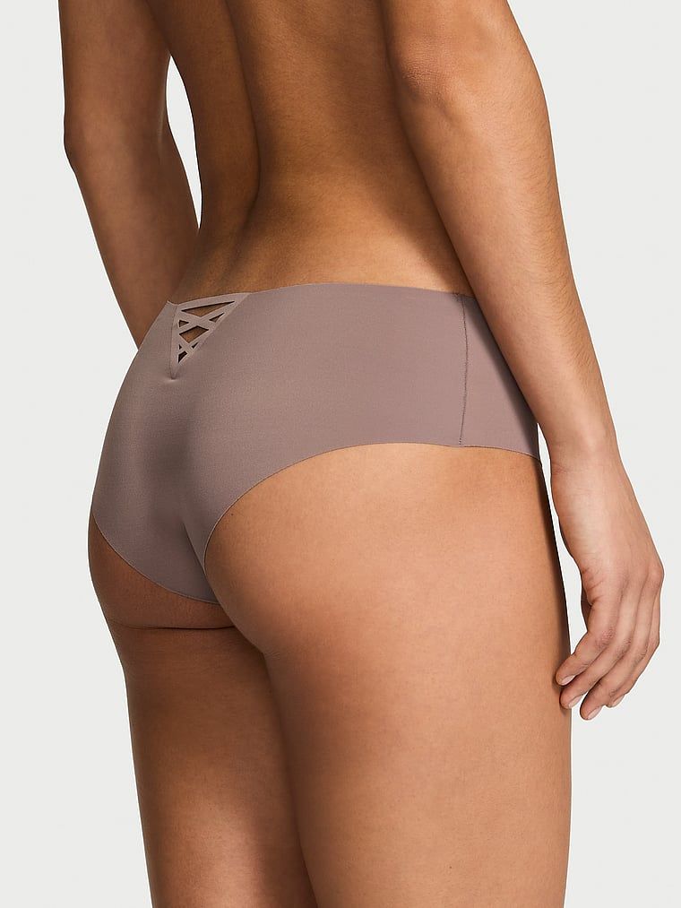 Bezešvé kalhotky s ramínky na zadní straně No-Show Strappy Cheeky. Produkt má šedou barvu a pochází z kolekce No-Show.