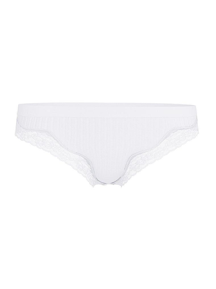 Tanga s krajkou na okrajích z bezešvého žebrování. Produkt je bílý a pochází z kolekce Body by Victoria.