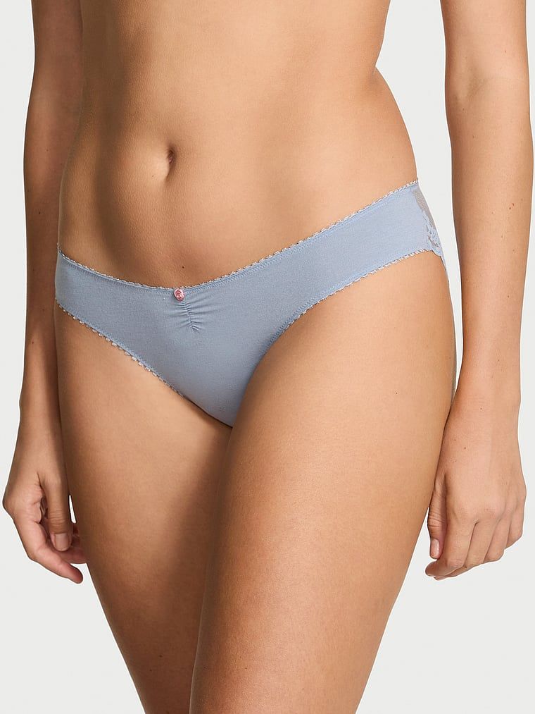 Bavlněné kalhotky s síťkou na zadní straně bikin Heart Lace. Produkt je modré barvy a pochází z kolekce Victoria's Secret.