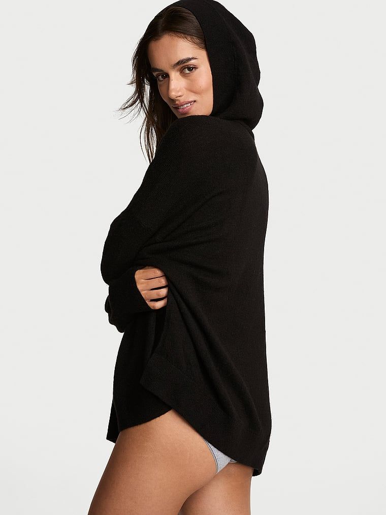 Luxusní pletený svetr s kapucí. Produkt je černý a pochází z kolekce Victoria's Secret.