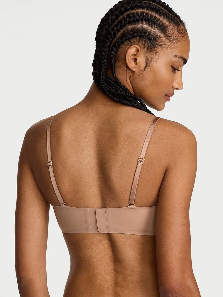 Sweetheart podprsenka bez ramínek a mírně vycpávaná podprsenka. Produkt je béžové barvy a pochází z kolekce Invisible by Victoria's Secret.