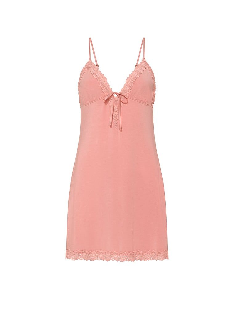 Noční košile vyrobená ze SoSoft modalu. Produkt je růžové barvy a pochází z kolekce Victoria's Secret.