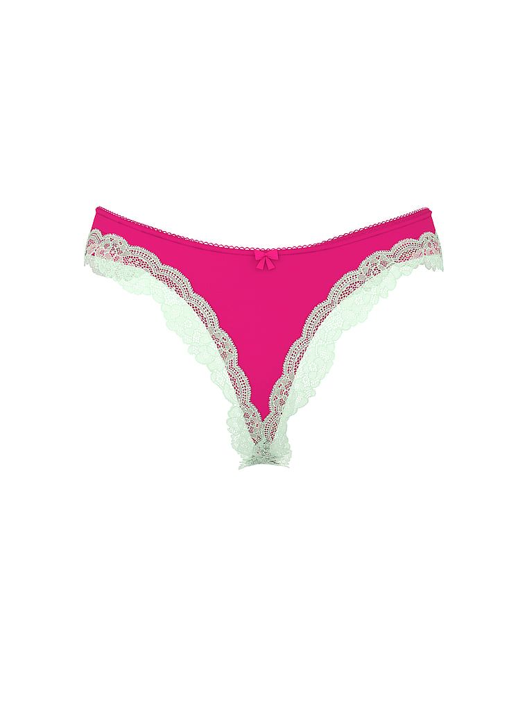 Teaseovy tanga s vysokým výstřihem. Produkt je růžové barvy a pochází z kolekce Victoria's Secret.