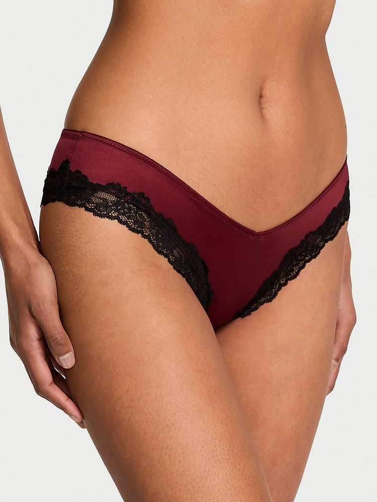 Krajkové kalhotky s krajkou na okrajích a vysoko střiženými nohavičkami: Lace-Lem Cheeky. Produkt je červené barvy a pochází z kolekce Very Sexy.