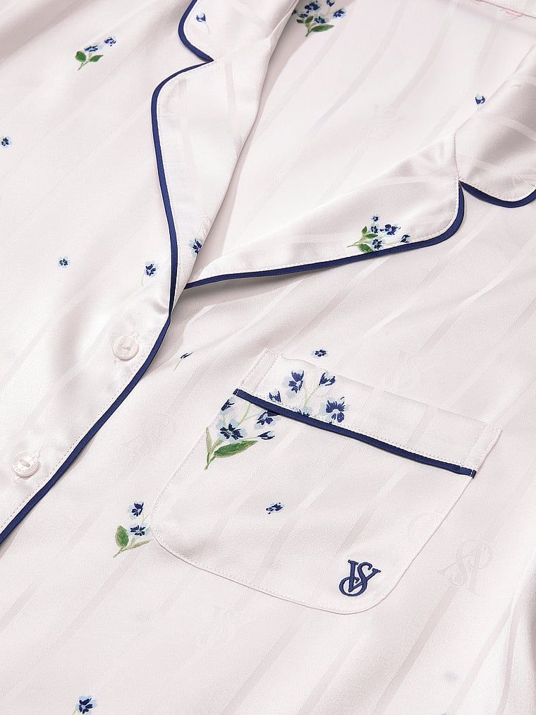 Satěnové pyžamo s podpisovými kraťasy. Produkt má květinový vzor a pochází z kolekce Victoria's Secret.