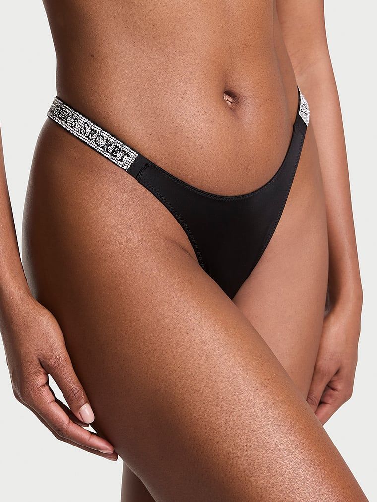 Tanga s lesklými popruhy Shine Strap. Produkt je černý a pochází z kolekce Very Sexy.