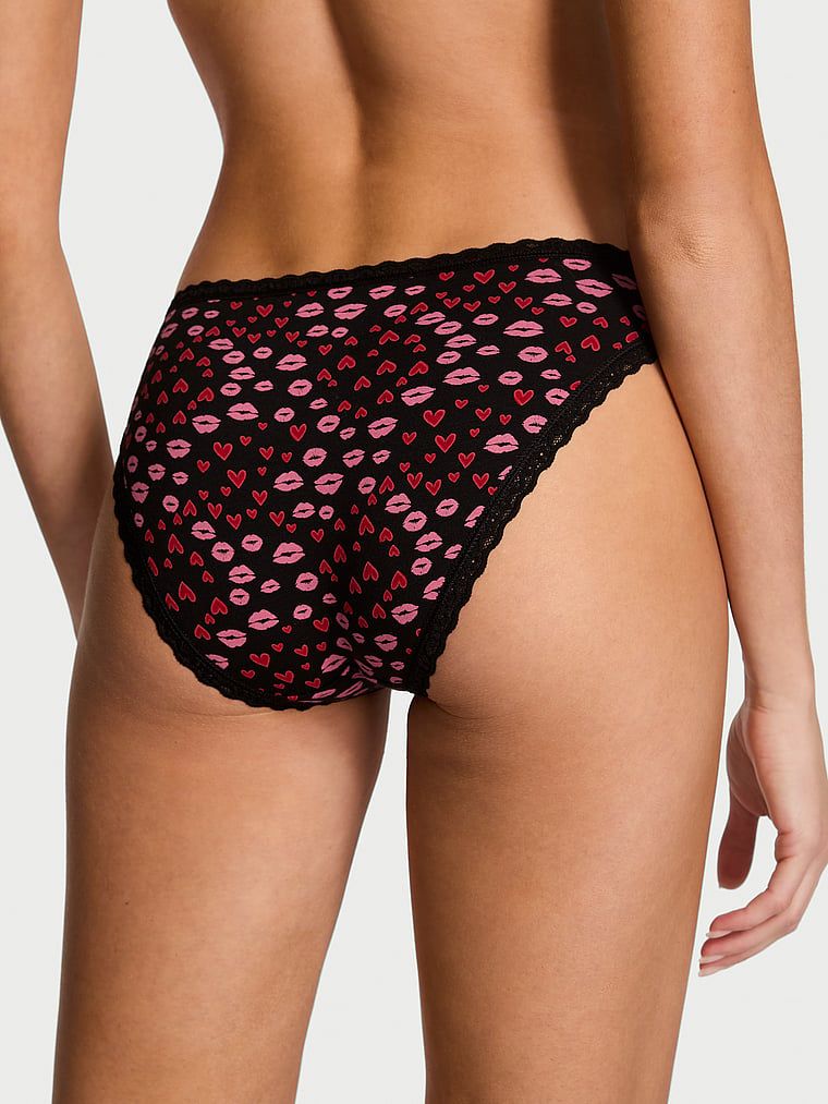 Bavlněné kalhotky s krajkovými bikinami s krajkovým lemováním. Produkt je vzorovaný a pochází z kolekce Lace Trim.