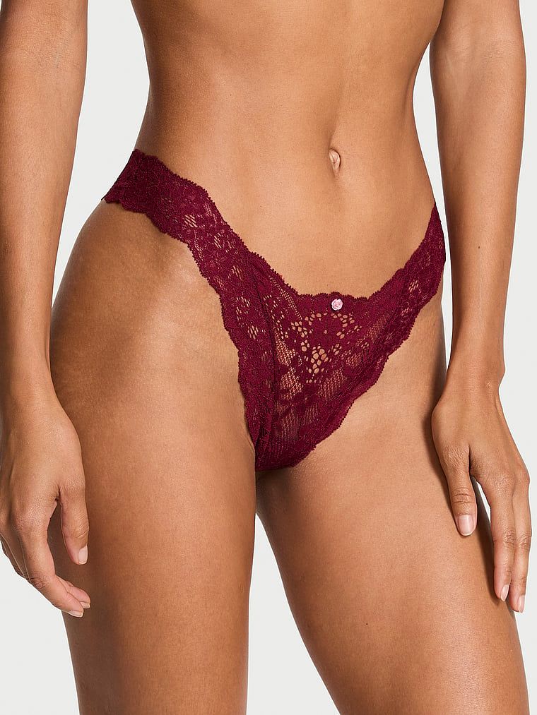 Brazilské krajkové kalhotky. Produkt je červené barvy a pochází z kolekce Body by Victoria.